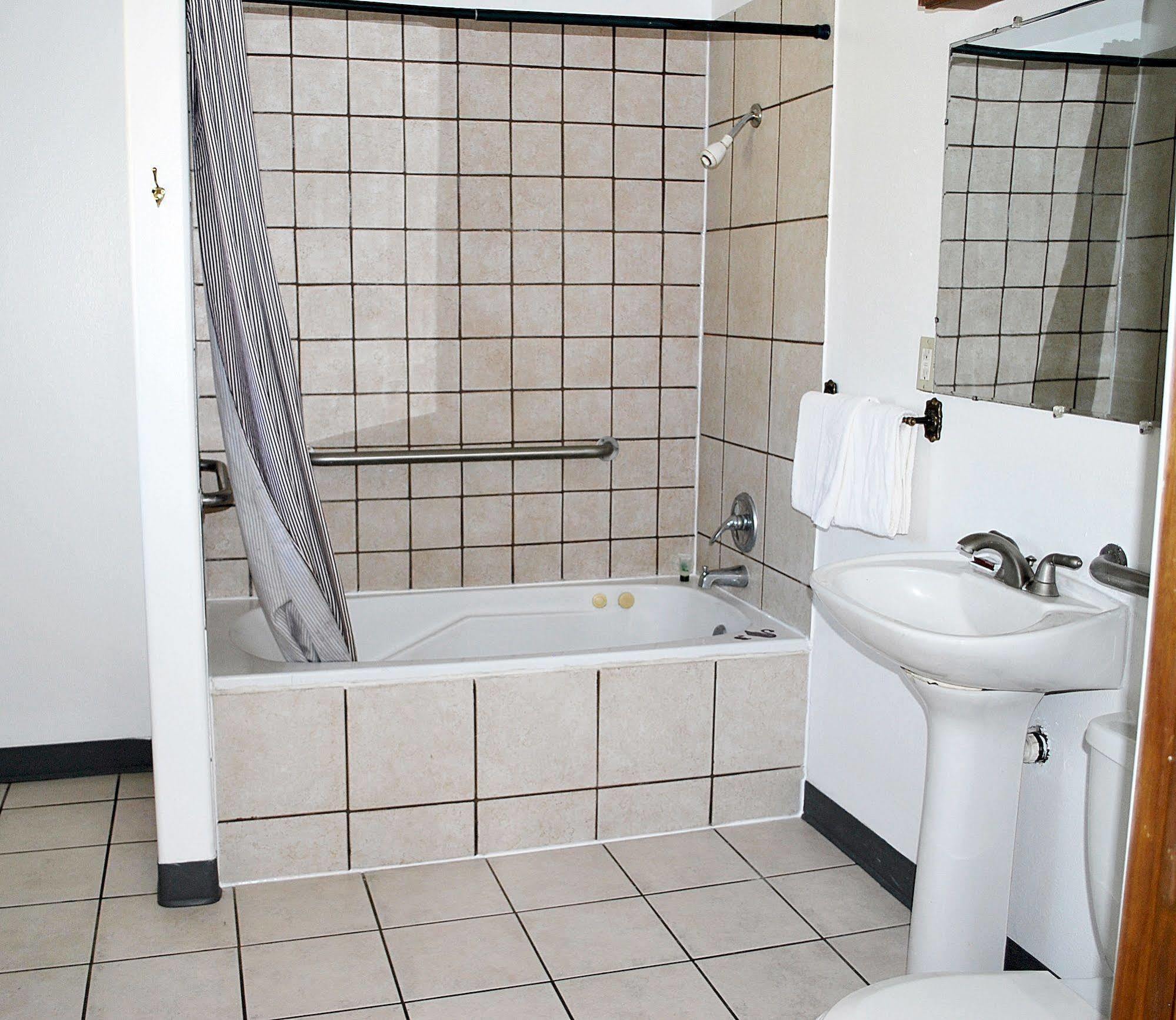 Oregon Motel 8 And Rv Park Klamath Falls Bagian luar foto